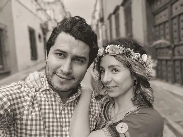 Calle colonial, corona de flores