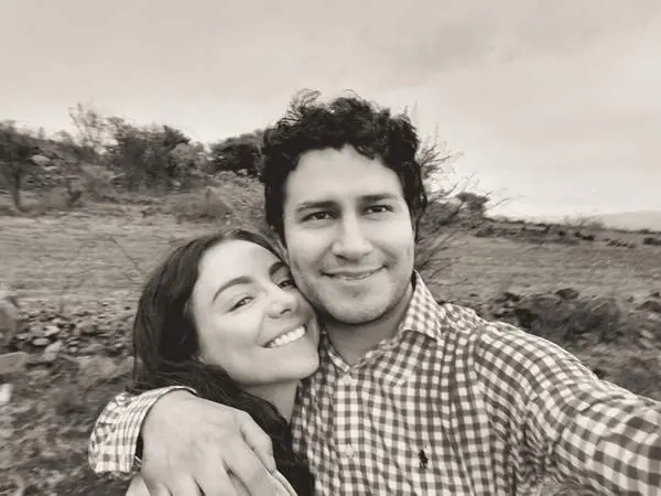 Abrazados en el campo