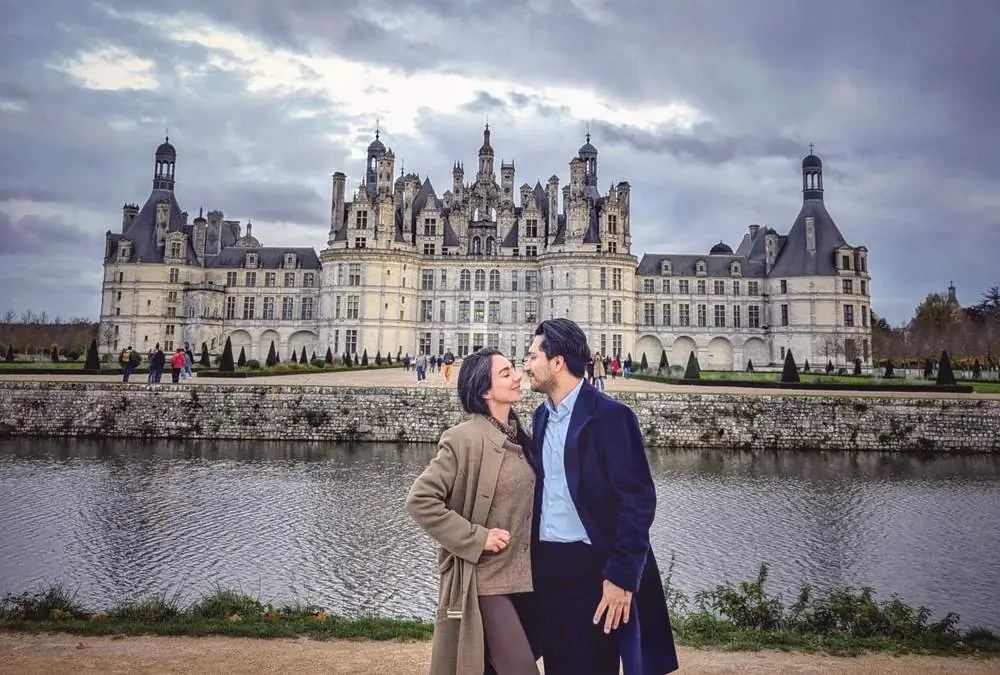 Alicia y Emmanuel frente al castillo de Chambord, Francia