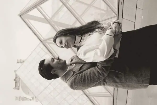 Alicia y Emmanuel mirándose frente al Louvre